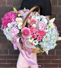 Композиция солнечный день в Бурлацком Цветочная композиция из Розы, Хризантемы, Пионы и Лизиантусы в корзине в Бурлацком