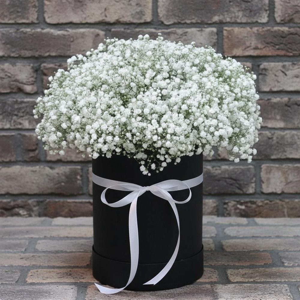 Цветочная композиция из Гипсофила в шляпной коробке в Бурлацком