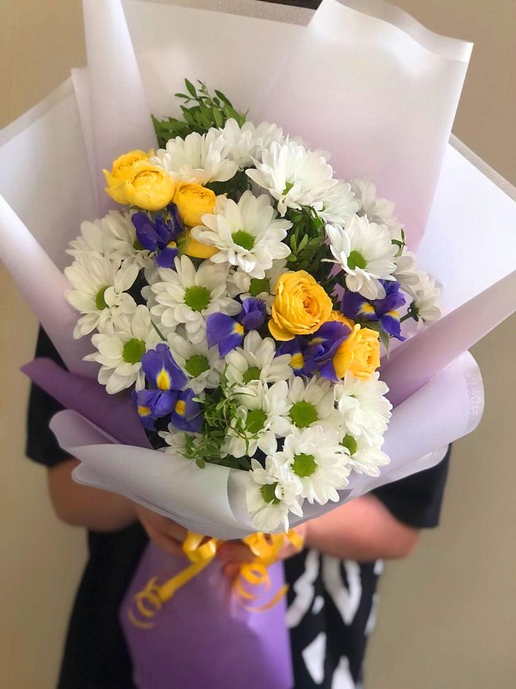 Букет цветов из: Ирисы, Хризантемы и Розы в Бурлацком