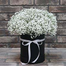 Цветочная композиция из Гипсофила в шляпной коробке в Бурлацком