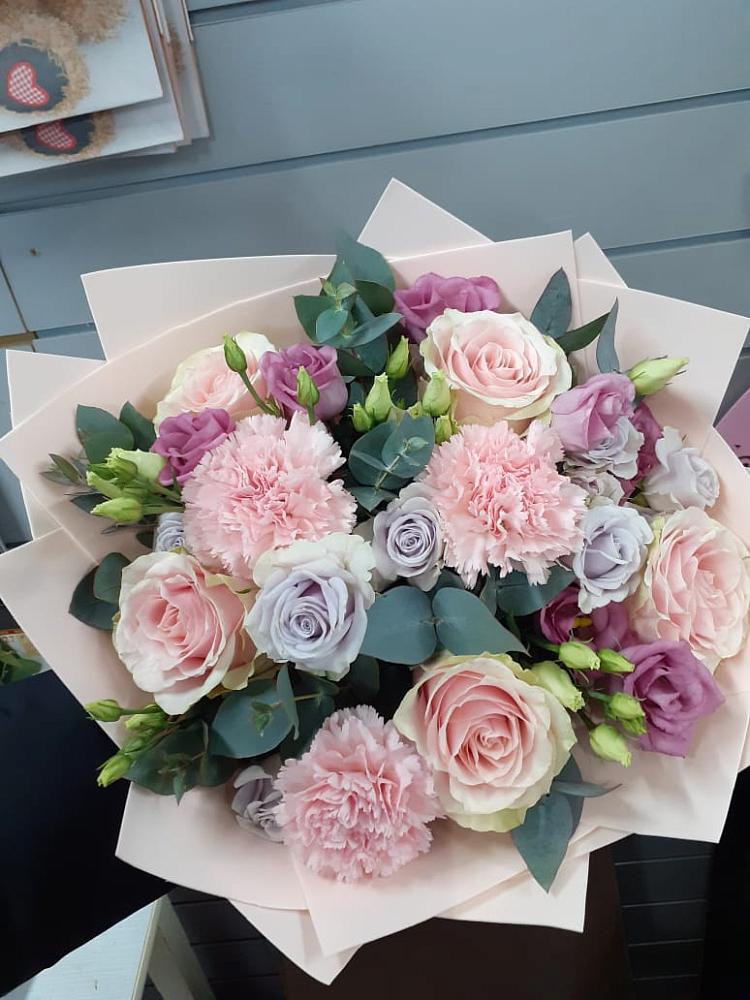 Букет цветов из: Розы, Гвоздики и Лизиантусы в Бурлацком